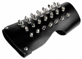 Bracer with killer rivets Bracer with killer rivets - LDGA184
